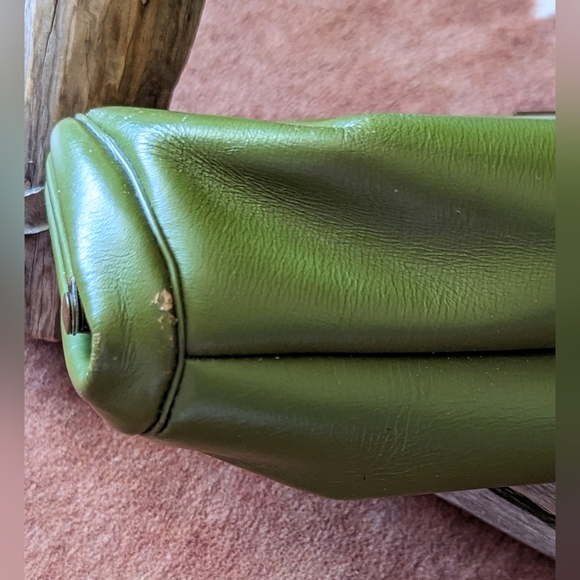 1960's Vintage Green Leather Clutch With Patina Metal Closure - Picture 7 of 13
